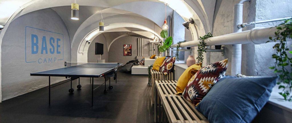 Fællesrum-med-bordtennis-på-basecamp