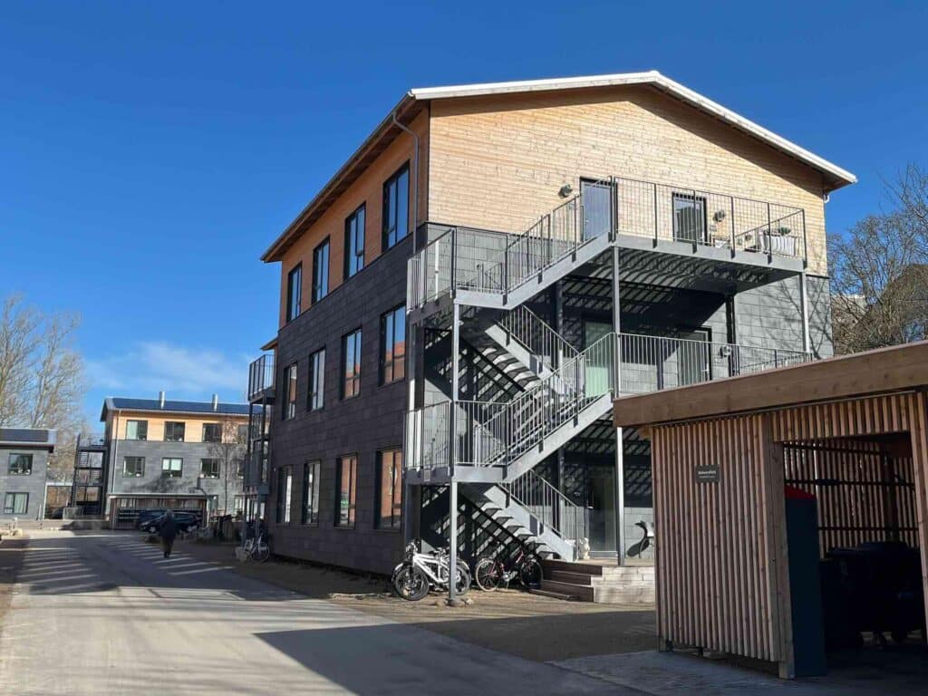 Studieboliger ved CPH Village Østerbro med moderne arkitektur og grønne fællesområder.