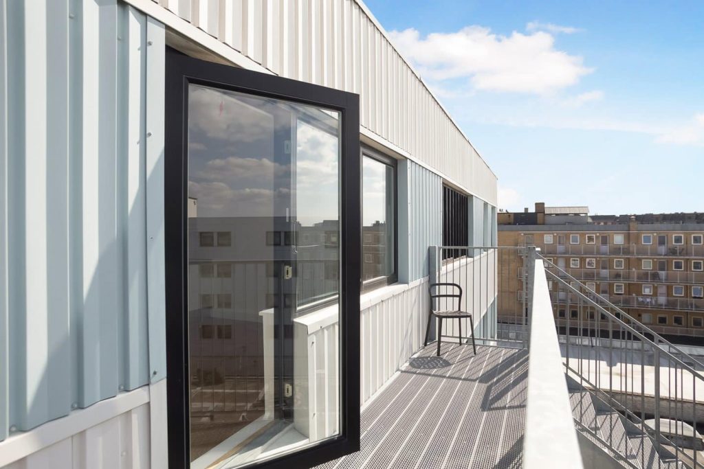 Flot facade af moderne lejligheder på Søndre Fasanvej 90 - med blå himmel