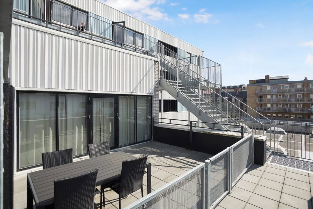 Opgang til lejligheder på Søndre Fasanvej 90 Valby på en solskinsdag