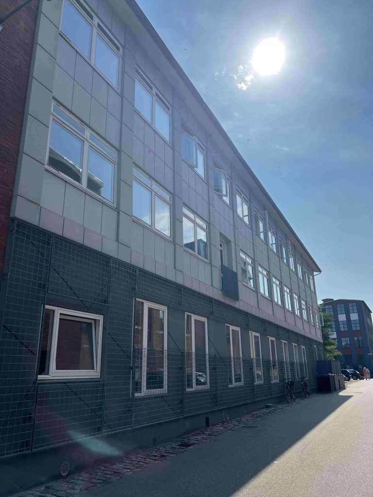 Holmbladsgade 70c .- facade med vinduer og moderne bygningsudtryk set fra gaden