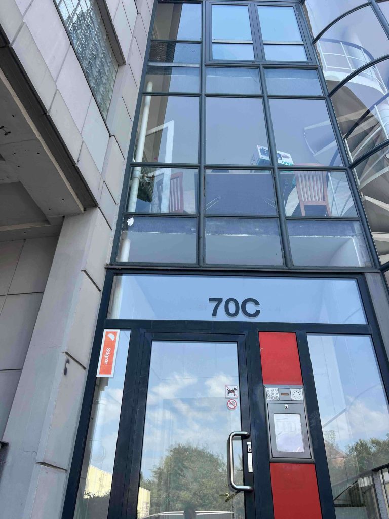 Holmbladsgade 70cv- indgang med glasdør, facadenummer og adgang til ejendommen